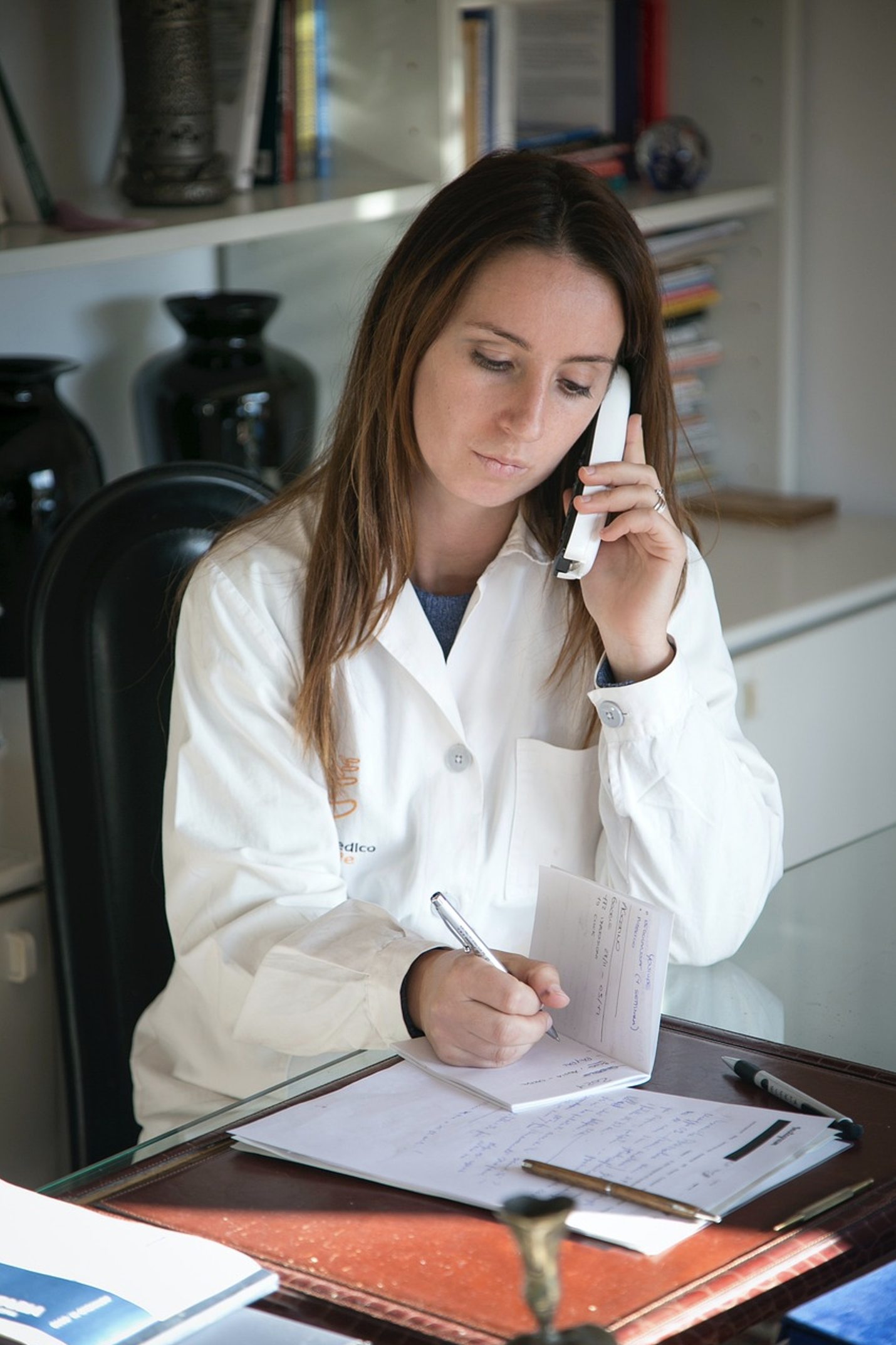 Doctora hablando por teléfono