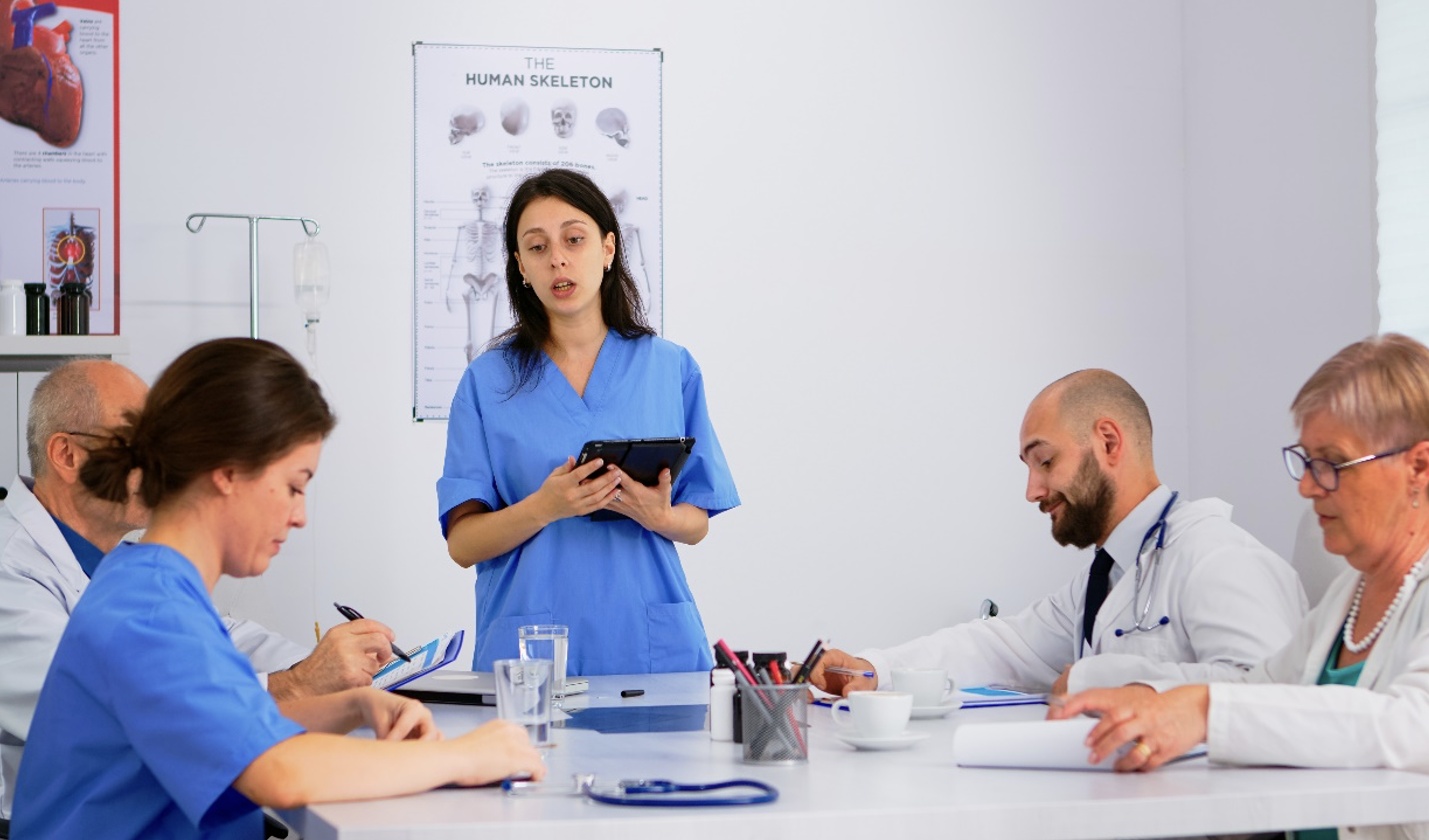 Médicos intercambiando ideas con tableta